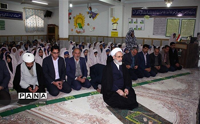 دانش آموزان همچون فاطمه زهرا(س) افتخار آفرین باشند و ازآن حضرت درس بگیرند.
