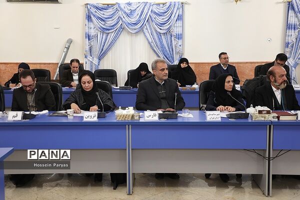نشست صمیمی وزیر آموزش و پرورش با نمایندگان اولیای دانش‌آموزان کشور