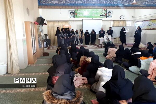 تجلیل از برگزیدگان مسابقات علمی، فرهنگی و قرآنی دبیرستان نمونه امام صادق(ع) ابرکوه