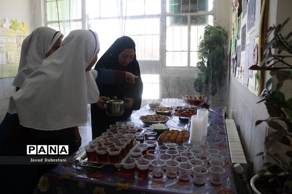 ایستگاه صلواتی دانش آموزان دبستان زکیه مروست بیاد سردار دلها
