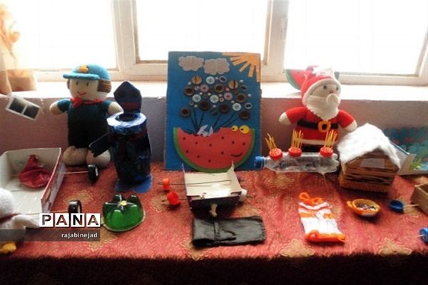 نمایشگاه دست‌ساز دانش‌آموزان شهید محمود زارع ابرکوه