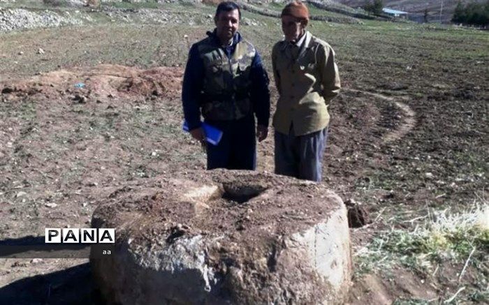 کشف سنگ زیرین یک آسیاب قدیمی در لرستان + تصویر