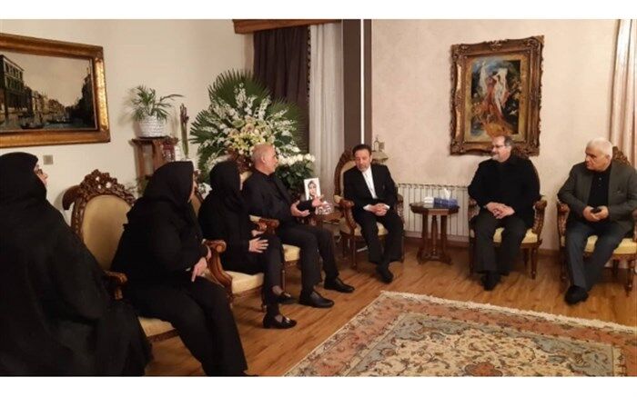 حضور واعظی در منزل خانواده مرحومه ملک از جانباختگان سقوط هواپیمای اوکراینی + تصویر