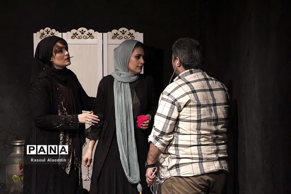 اجرای نمایش ازبیرون درسالن کوچک تالار محراب تهران