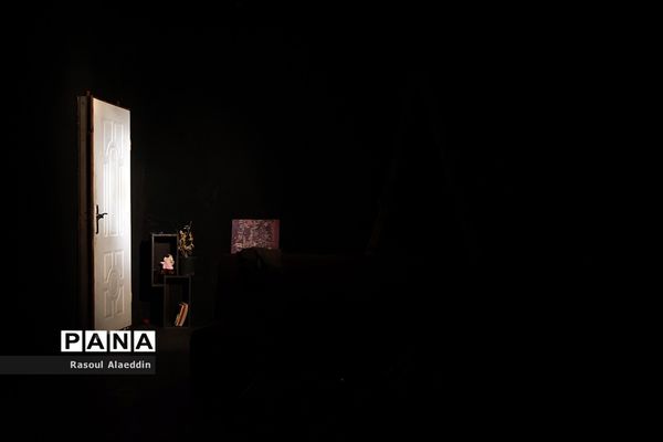 اجرای نمایش ازبیرون درسالن کوچک تالار محراب تهران