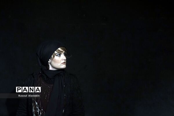 اجرای نمایش ازبیرون درسالن کوچک تالار محراب تهران