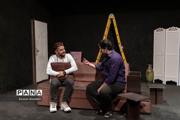 اجرای نمایش ازبیرون درسالن کوچک تالار محراب تهران