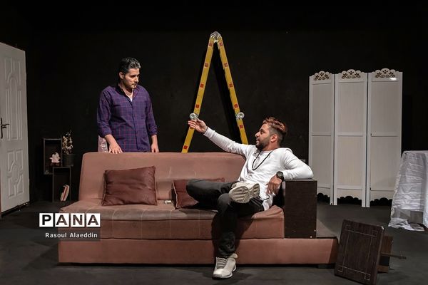 اجرای نمایش ازبیرون درسالن کوچک تالار محراب تهران