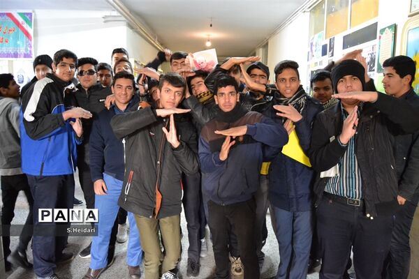 مراسم بزرگداشت سپهبد حاج قاسم سلیمانی و همرزمان شهیدش در دبیرستان پسرانه دوره دوم مومنین