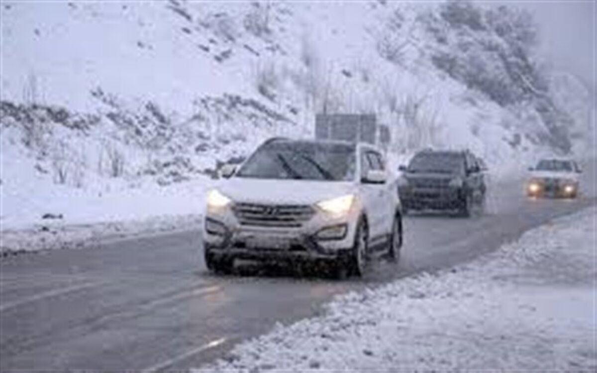 تردد در جاده‌های نقده با زنجیرچرخ امکانپذیر است