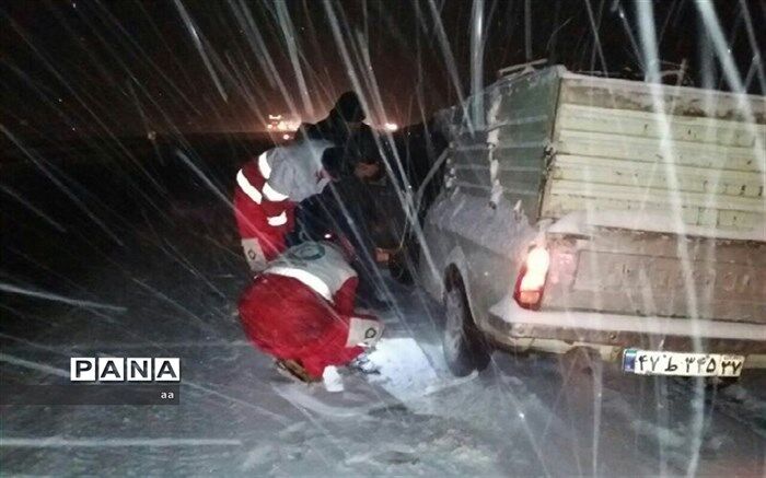 رهاسازی ۸۱ خودرو گرفتار شده در برف نورآباد