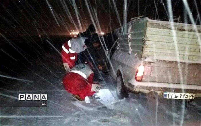 رهاسازی ۸۱ خودرو گرفتار شده در برف نورآباد