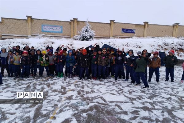 بازی کودکانه دانش‌آموزان منطقه ارژن در شادی بارش برف