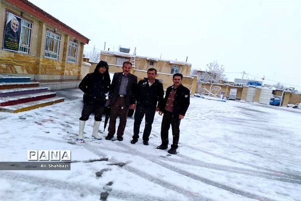 بازی کودکانه دانش‌آموزان منطقه ارژن در شادی بارش برف