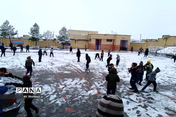 بازی کودکانه دانش‌آموزان منطقه ارژن در شادی بارش برف