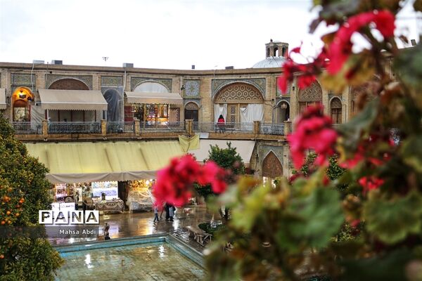 بازار وکیل، سرای رنگین کمان