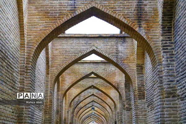 بازار وکیل، سرای رنگین کمان