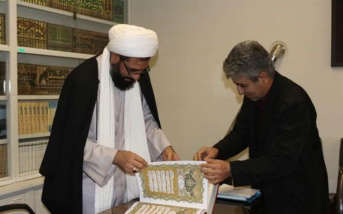 اهداء قرآن کتابت شده با قلم استاد مرتضی شعبانی به مرکز همایش های قرآنی و بین المللی همدان