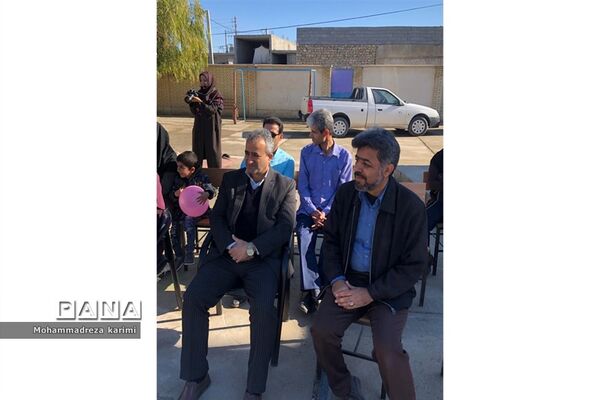 اهدا کتاب به دبستان شهید دستغیب علی آباد