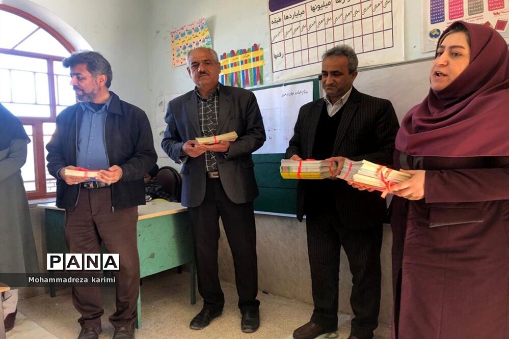 اهدا کتاب به دبستان شهید دستغیب علی آباد
