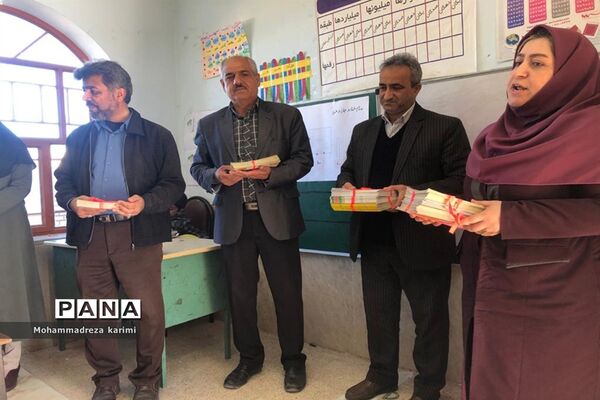 اهدا کتاب به دبستان شهید دستغیب علی آباد