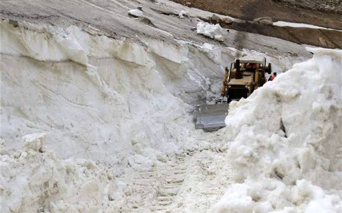 ارتفاع برف در گردنه‌های مهاباد به نیم متر رسید