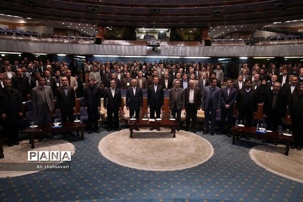 تقدیر از مدیرکل آموزش و پرورش استان در همایش ملی گرامیداشت هفته شوراهای آموزش و پرورش