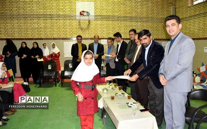 تجلیل از آثار برتر نمایشگاه دست سازه های دانش آموزان و آموزگاران