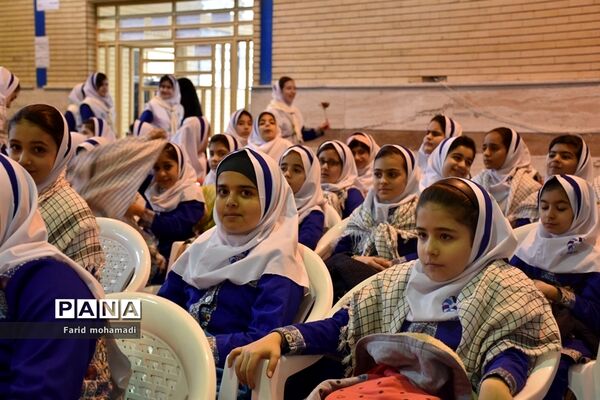 آیین سیل مهربانی همکلاسی ها در کرمانشاه
