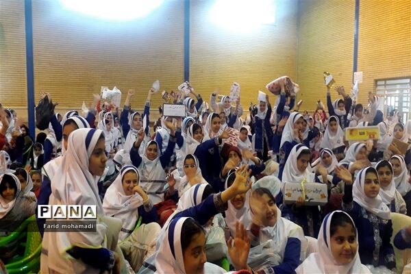 آیین سیل مهربانی همکلاسی ها در کرمانشاه