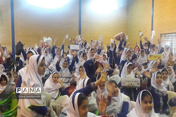 آیین سیل مهربانی همکلاسی ها در کرمانشاه