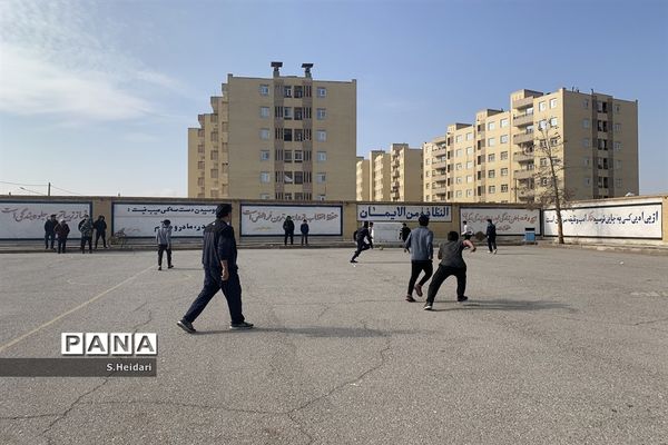 برگزاری مسابقات فوتبال بین کلاسی جام شهید سلیمانی در دبیرستان دوره دوم مومنین