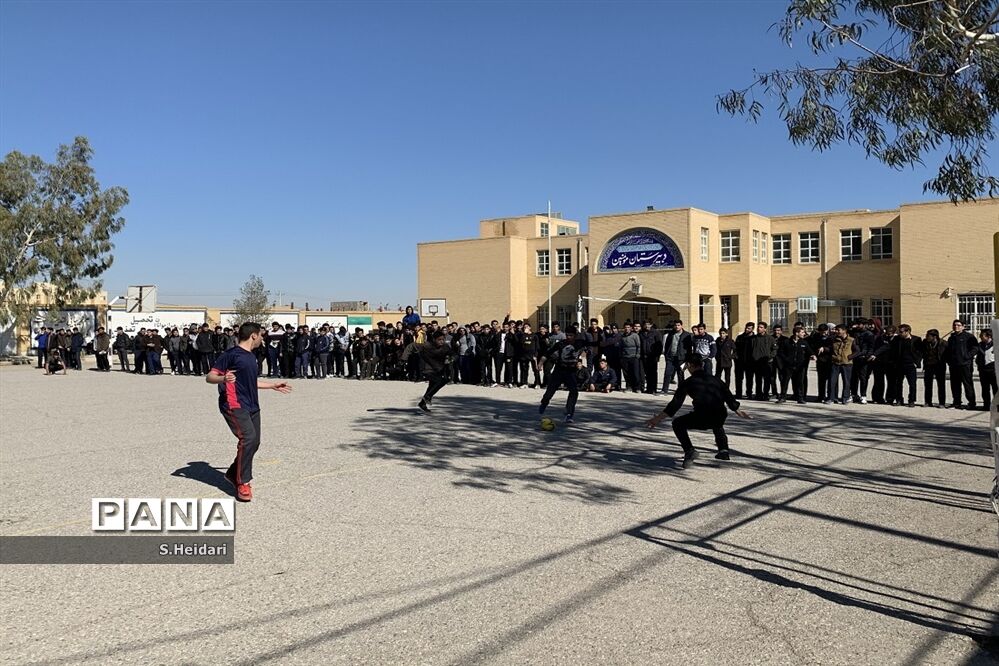 برگزاری مسابقات فوتبال بین کلاسی جام شهید سلیمانی در دبیرستان دوره دوم مومنین