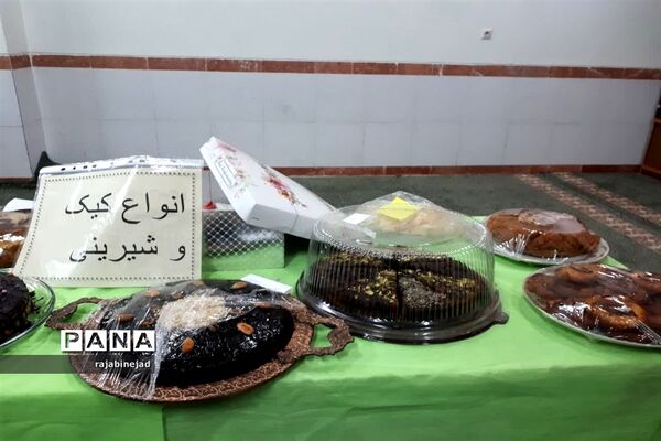 جشنواره تغذیه سالم در دبیرستان شهیده روحی ابرکوه