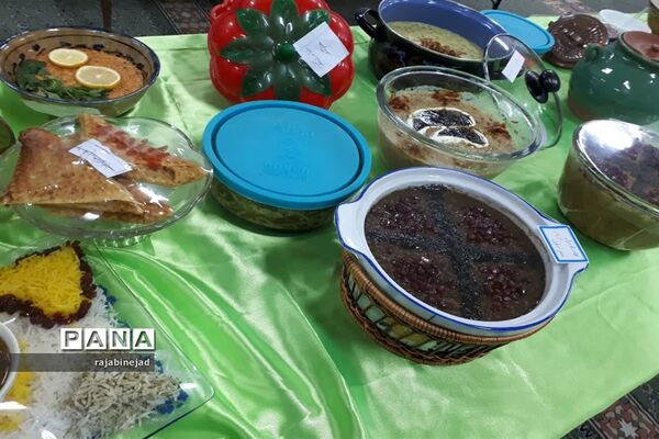 جشنواره تغذیه سالم در دبیرستان شهیده روحی ابرکوه