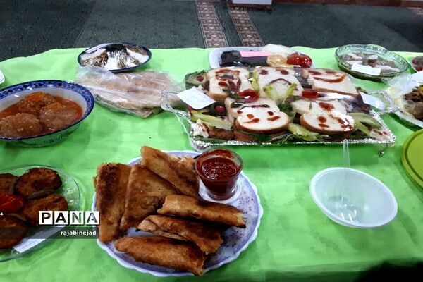 جشنواره تغذیه سالم در دبیرستان شهیده روحی ابرکوه