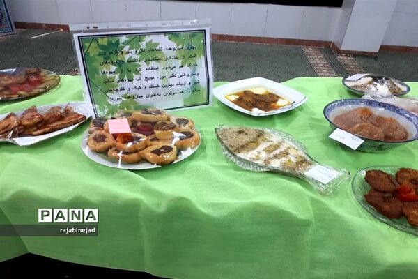 جشنواره تغذیه سالم در دبیرستان شهیده روحی ابرکوه