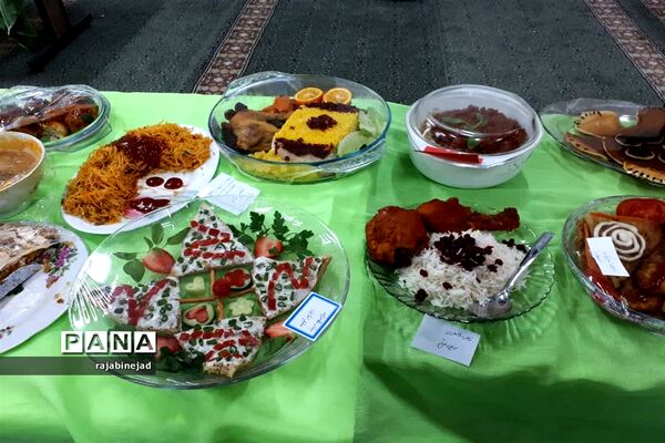 جشنواره تغذیه سالم در دبیرستان شهیده روحی ابرکوه