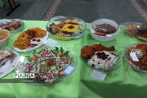 جشنواره تغذیه سالم در دبیرستان شهیده روحی ابرکوه
