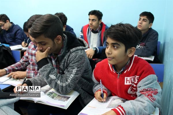 صبحگاه و کلاس دبیرستان سراج دوره اول شهرستان بوشهر