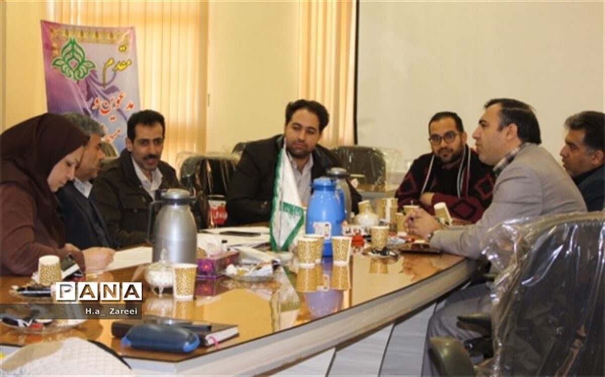 نشست هم اندیشی مسئولین سازمان های دانش آموزی نواحی شش گانه