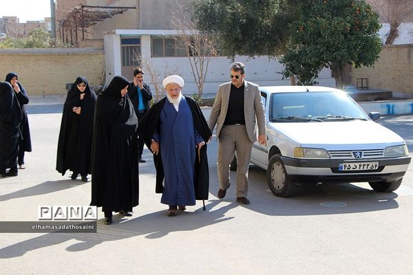 اقامه نماز و سخنرانی  نماینده ولی فقیه و امام جمعه یزد در دبیرستان بهادری یزد