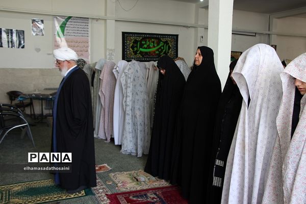 اقامه نماز و سخنرانی  نماینده ولی فقیه و امام جمعه یزد در دبیرستان بهادری یزد