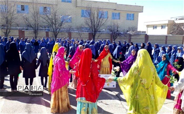 شور ونشاط در سرود همگانی مدرسه