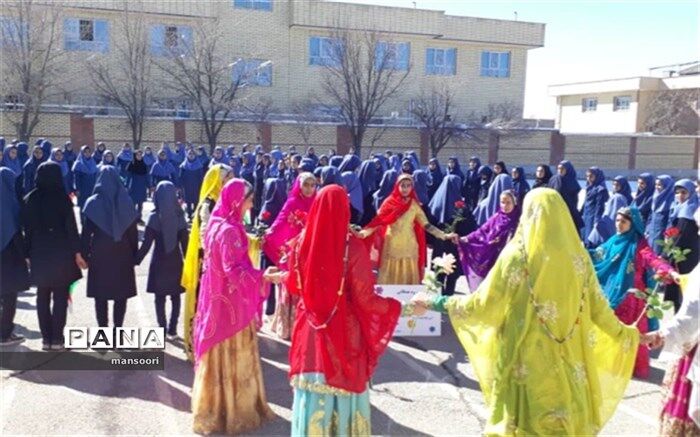 شور ونشاط در سرود همگانی مدرسه