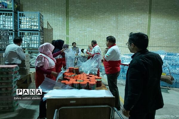 جمع آوری و بسته بندی کمک برای مناطق سیلزده؛ ایرانشهر
