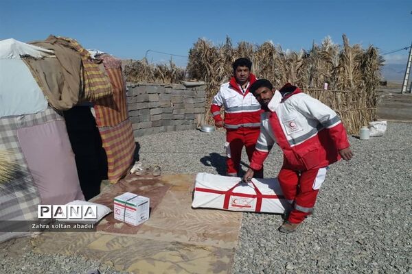 جمع آوری و بسته بندی کمک برای مناطق سیلزده؛ ایرانشهر