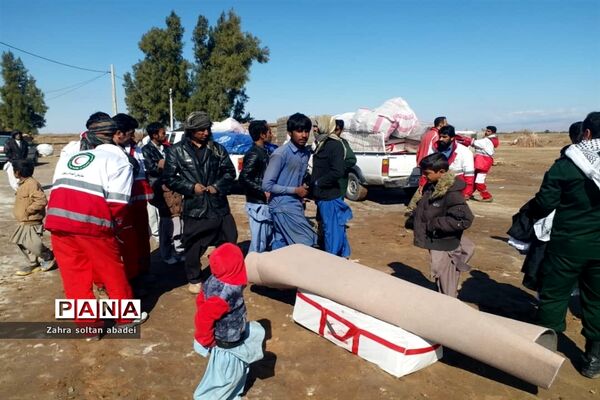 جمع آوری و بسته بندی کمک برای مناطق سیلزده؛ ایرانشهر