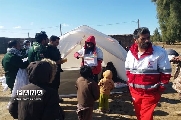 جمع آوری و بسته بندی کمک برای مناطق سیلزده؛ ایرانشهر