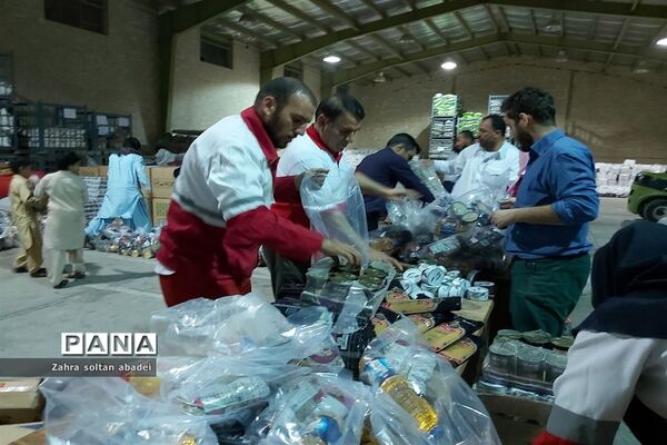 جمع آوری و بسته بندی کمک برای مناطق سیلزده؛ ایرانشهر